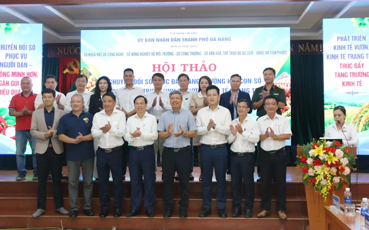 Đại biểu chụp ảnh lưu niệm